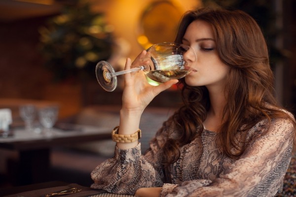 El vino blanco quizá no favorezca para nada a la piel de las mujeres