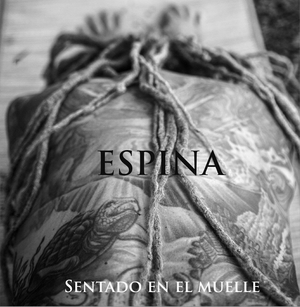 Lucas Espina presenta Sentado en el muelle