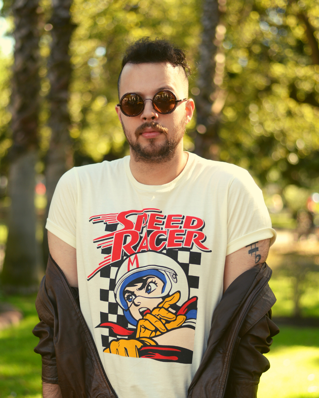 De las partituras a las calzas multicolor: Rodrigo Alcaraz nos invita a su universo pop