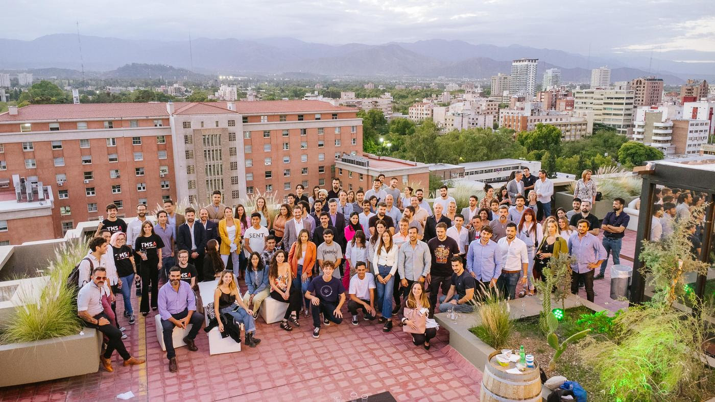 En medio de un éxodo de empresarios argentinos existe un grupo de jóvenes en distintas partes del país que deciden hacerle frente a la crisis económica e impulsar sus empresas a nivel local.