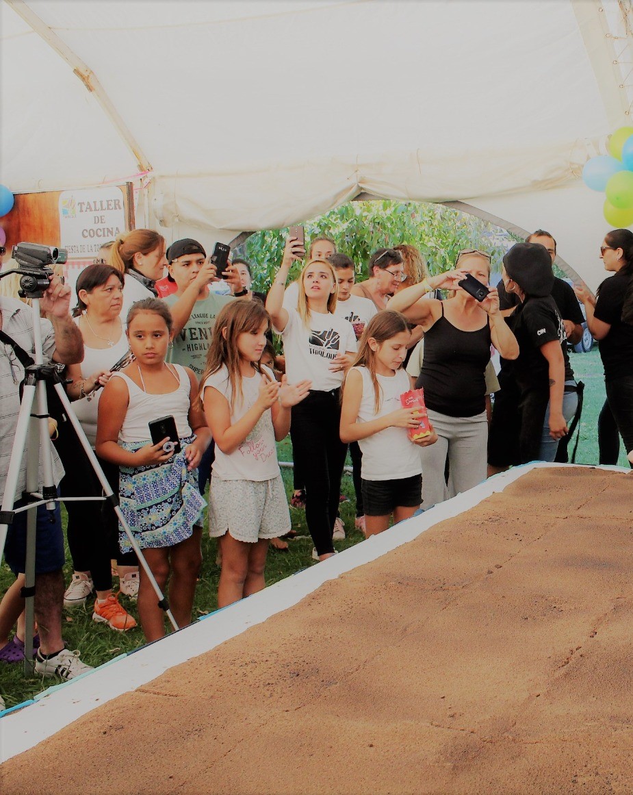 TAPALQUE FESTEJA Y REPARTE UNA TORTA NEGRA GIGANTE EN EL BALNEARIO
