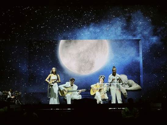 MON LAFERTE CAUTIVÓ AL PÚBLICO ARGENTINO  EN LA PRESENTACIÓN DEL AUTOPOIÉTICA TOUR.