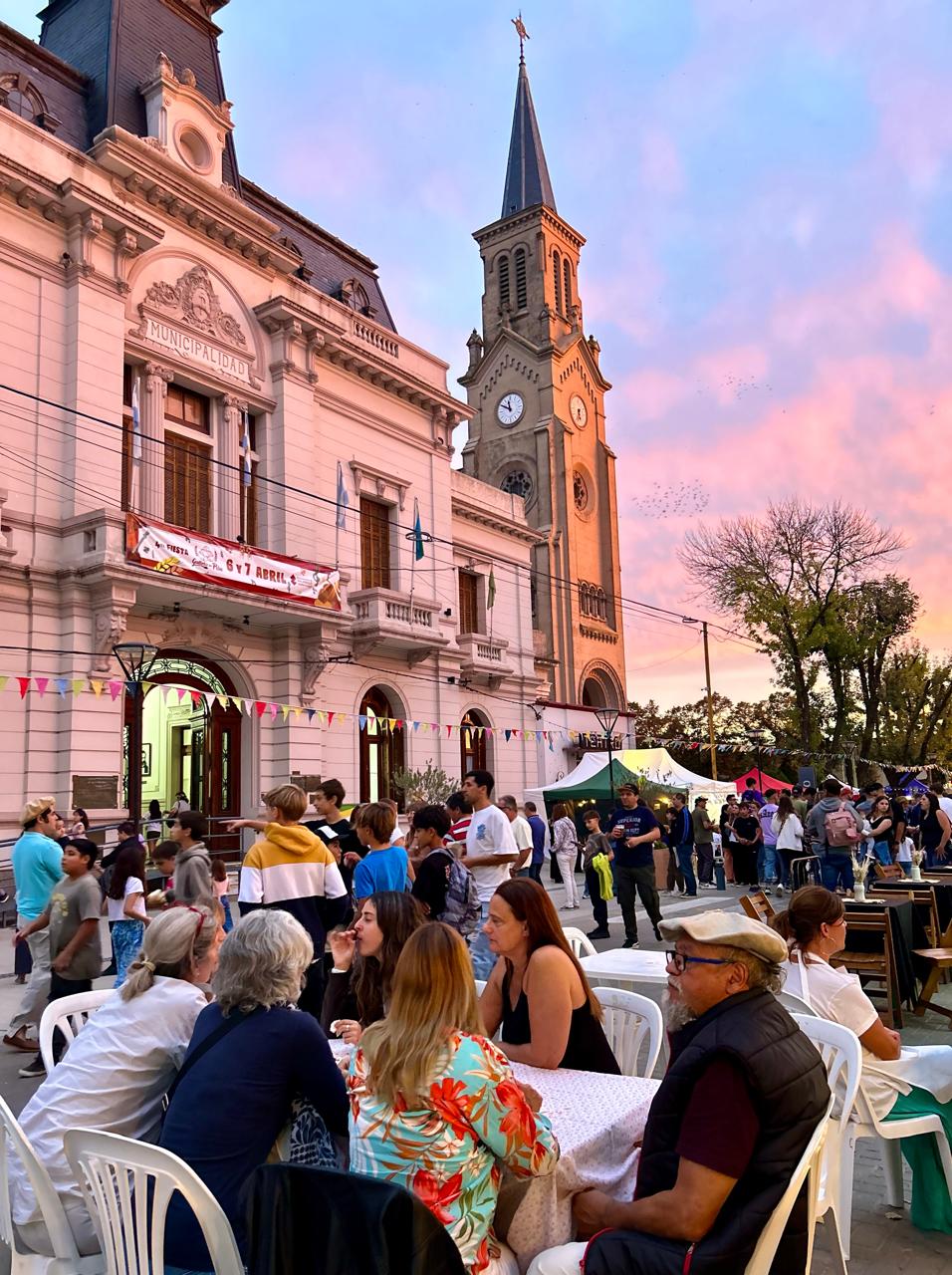 KAPANGA FESTEJA EL DOMINGO CON LOS SALADILLENSES EN LA PLAZA
