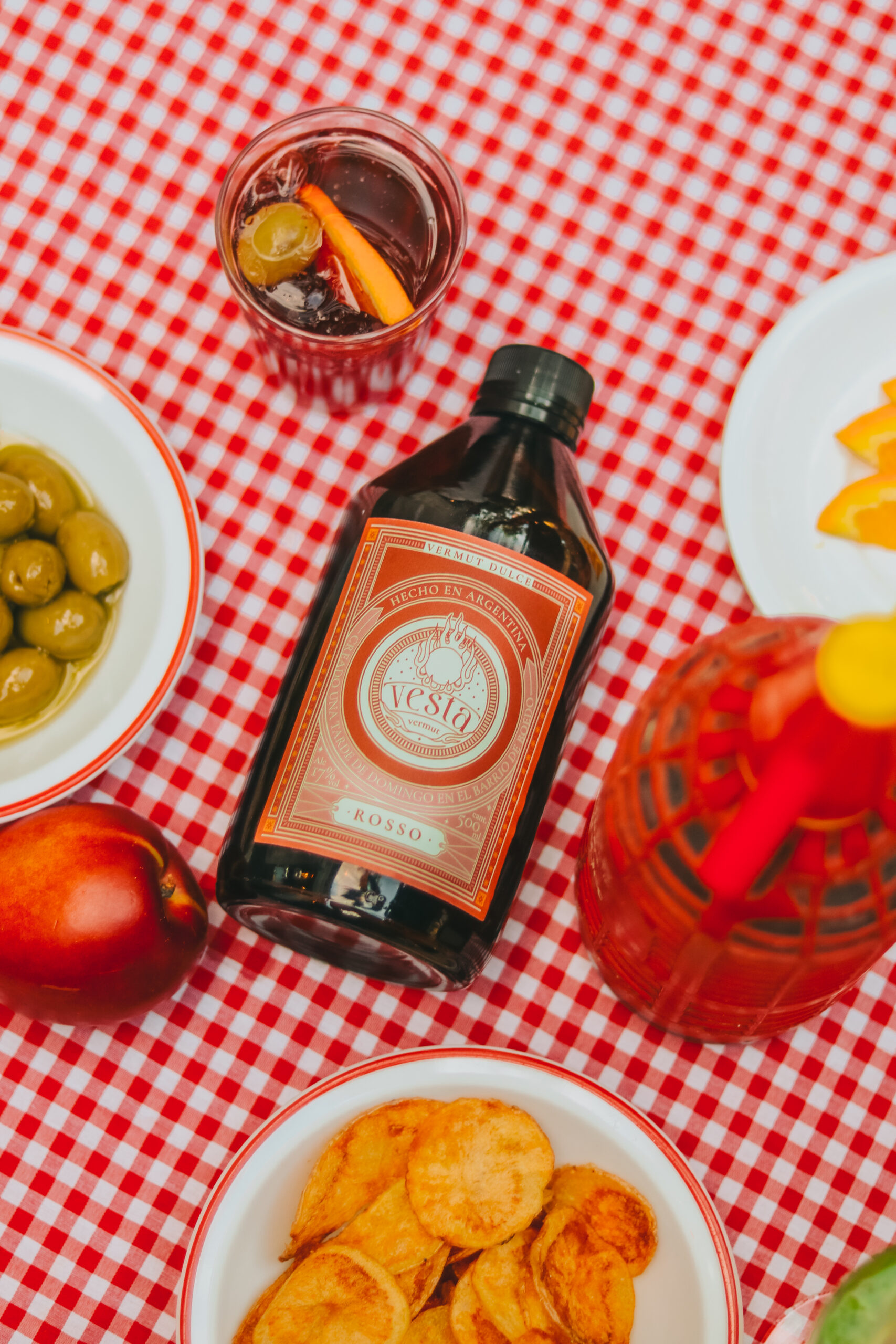 El vermú de Boedo que recupera la tradición con identidad propia suma color con stickers de diseño