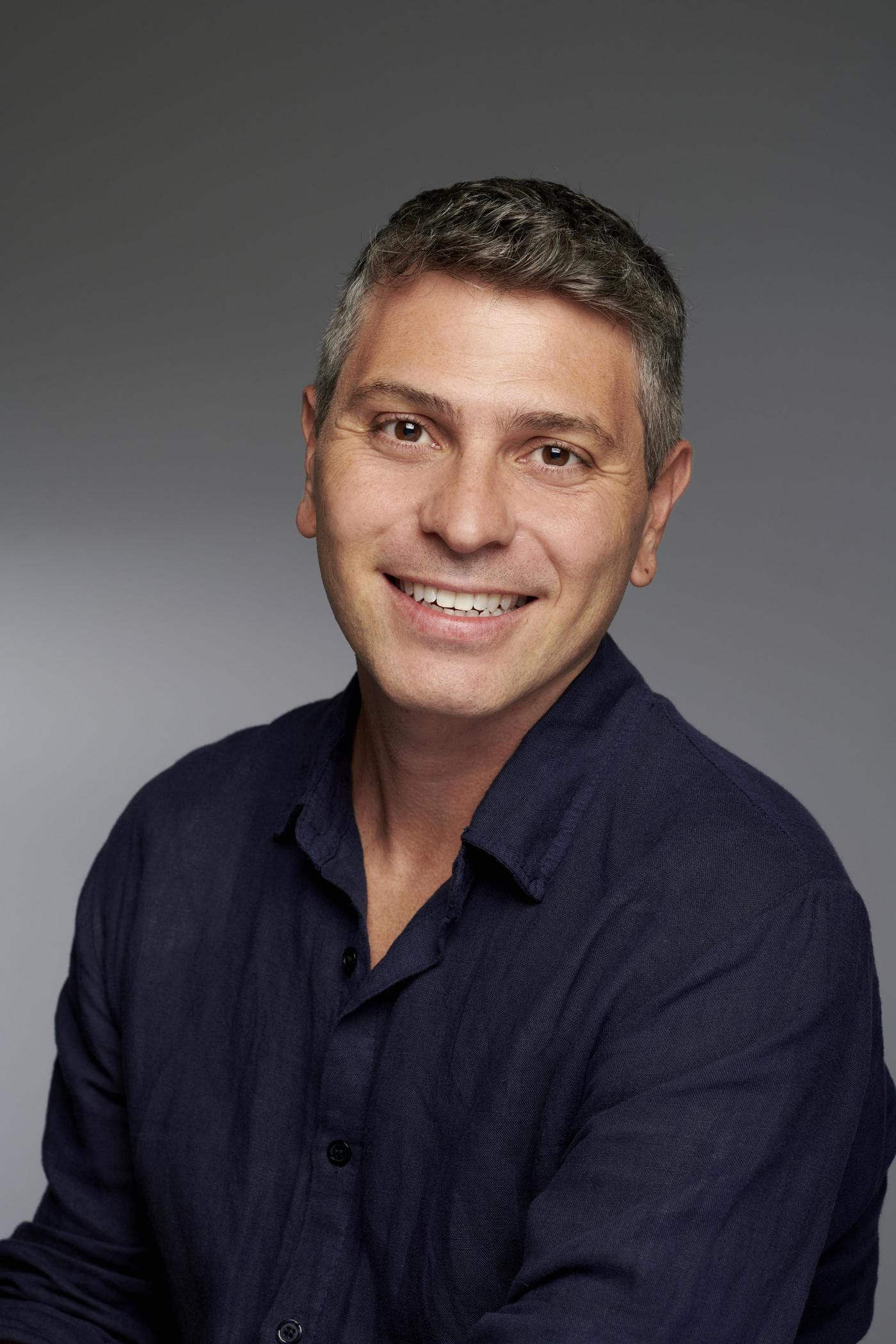 Manuel Colombo presenta «Hilos invisibles», su nuevo libro.